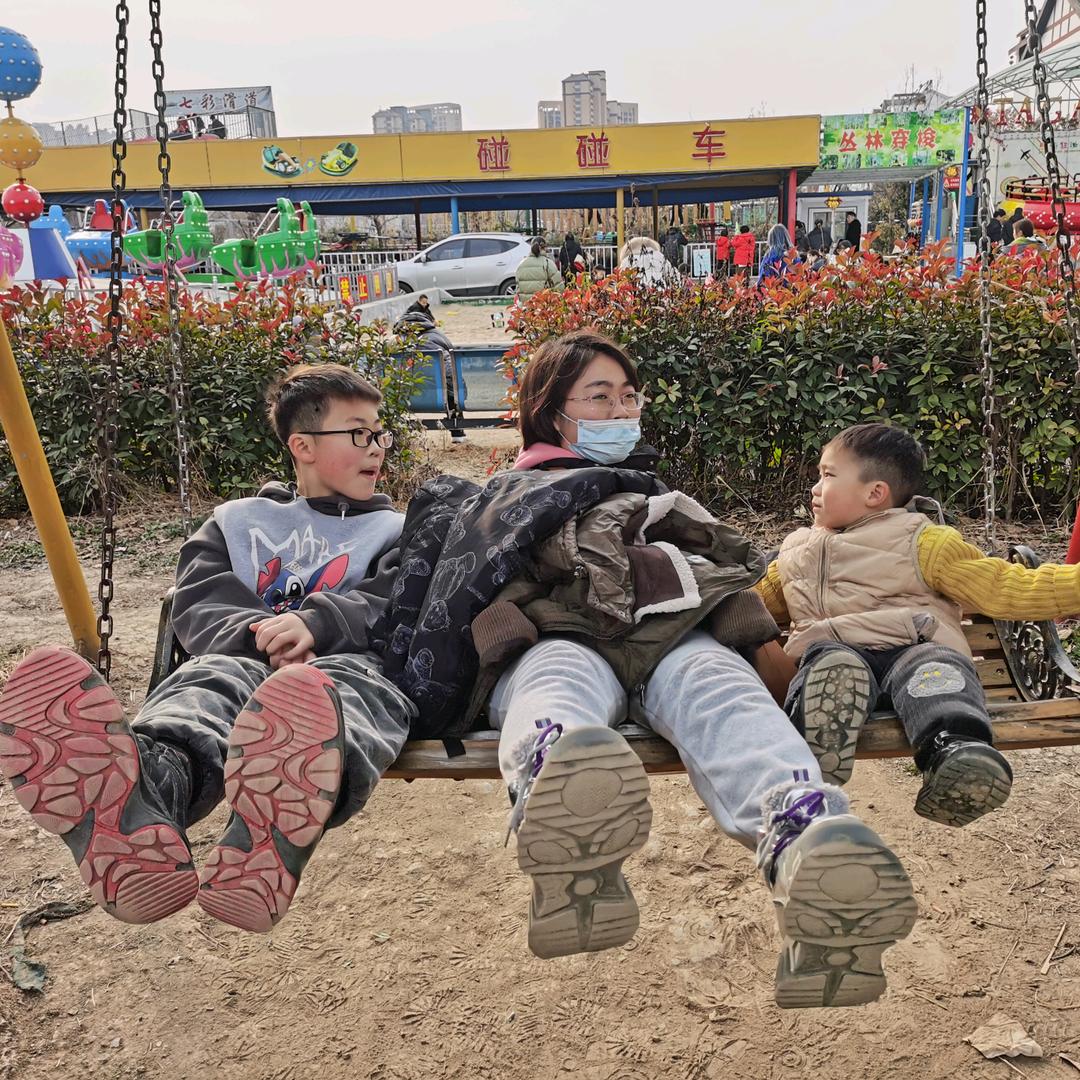 孤舟江月影，莫回首，空