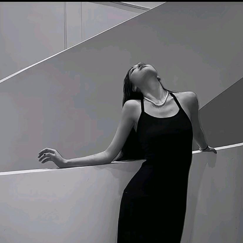 一流互联网疯批美女艺术家