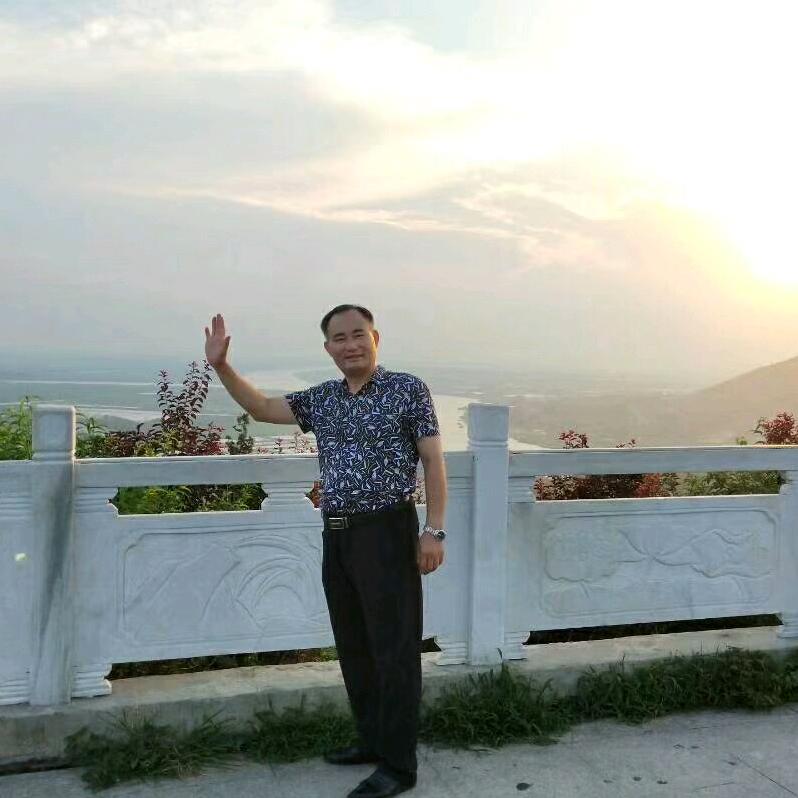 严总:儿孙满堂幸福家庭