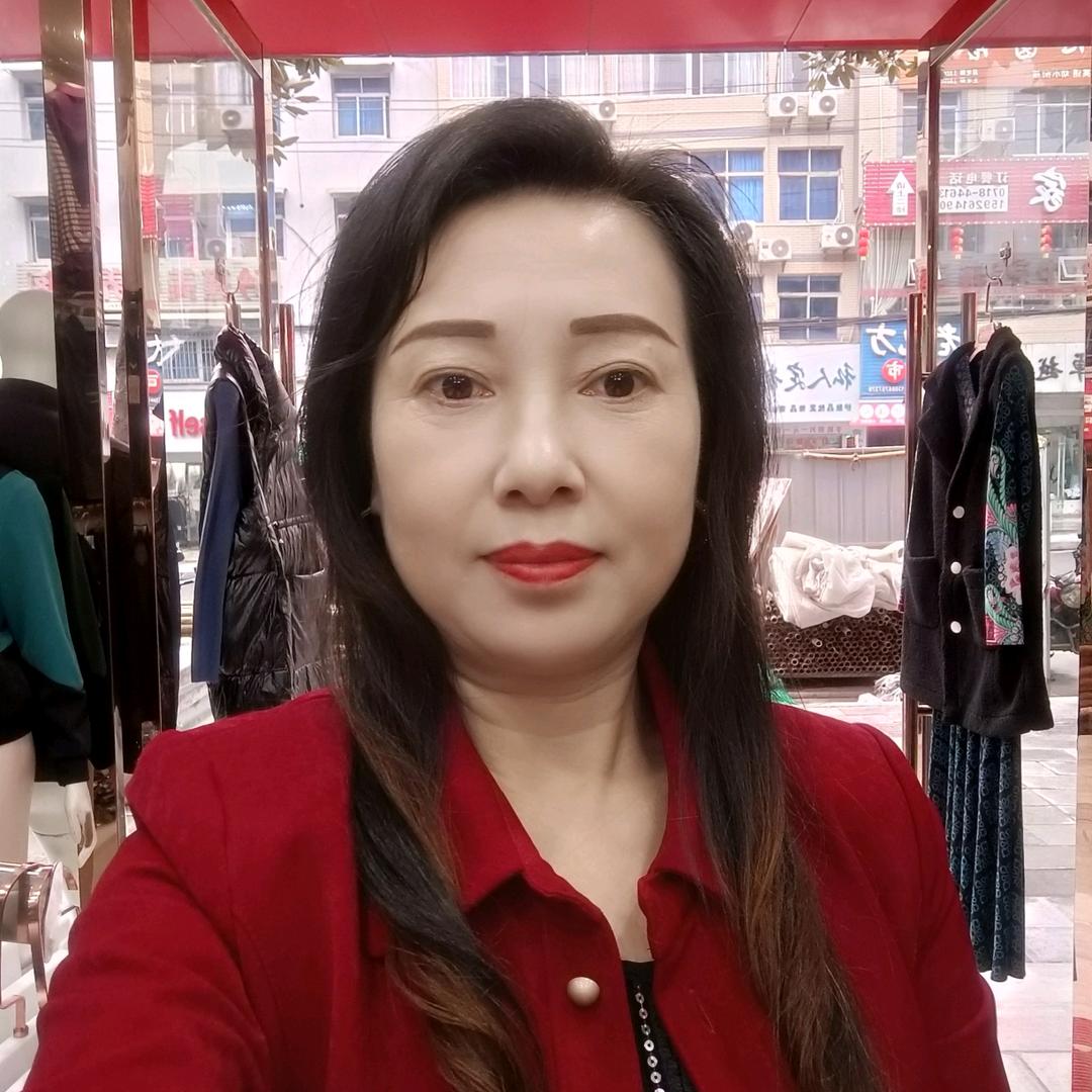 巴东县西一路中百仓储斜对面春兰服飾