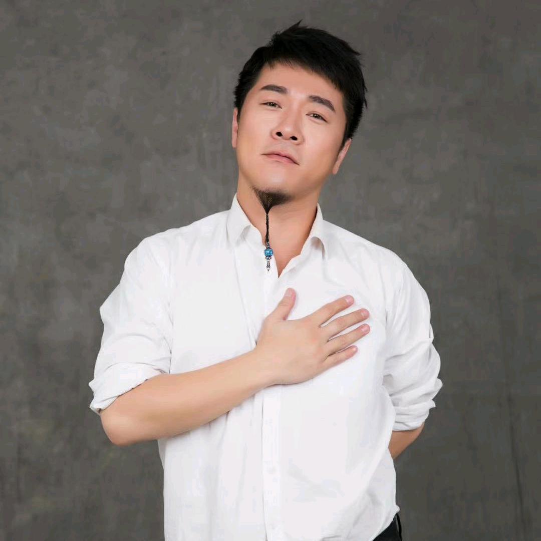 小胡子说广场