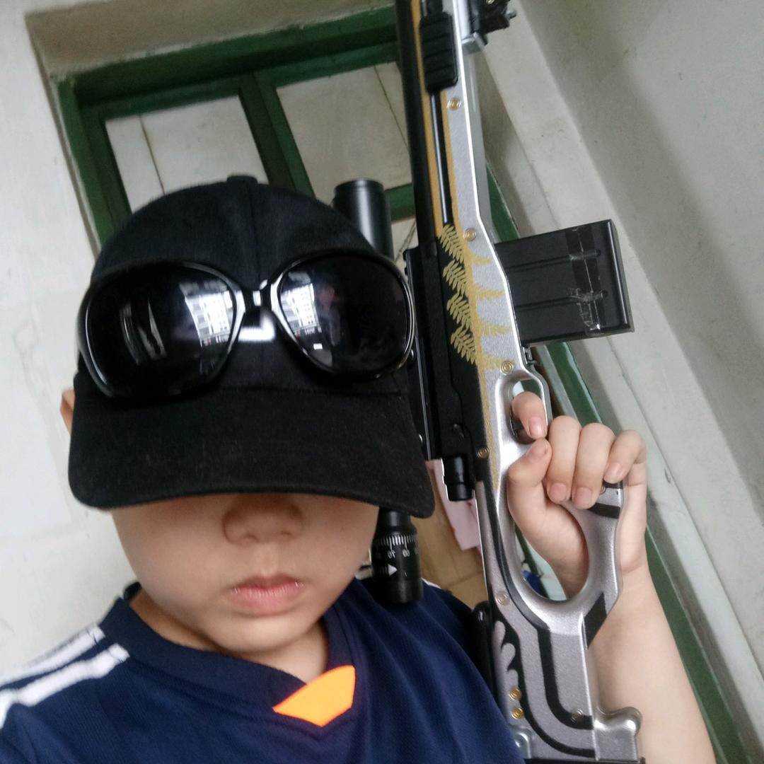 爱玩枪的少年。