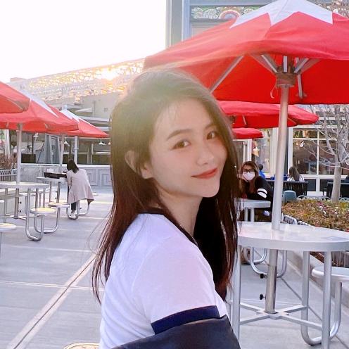 A.朝华编辑部夏光(创作《人生伴侣》中)