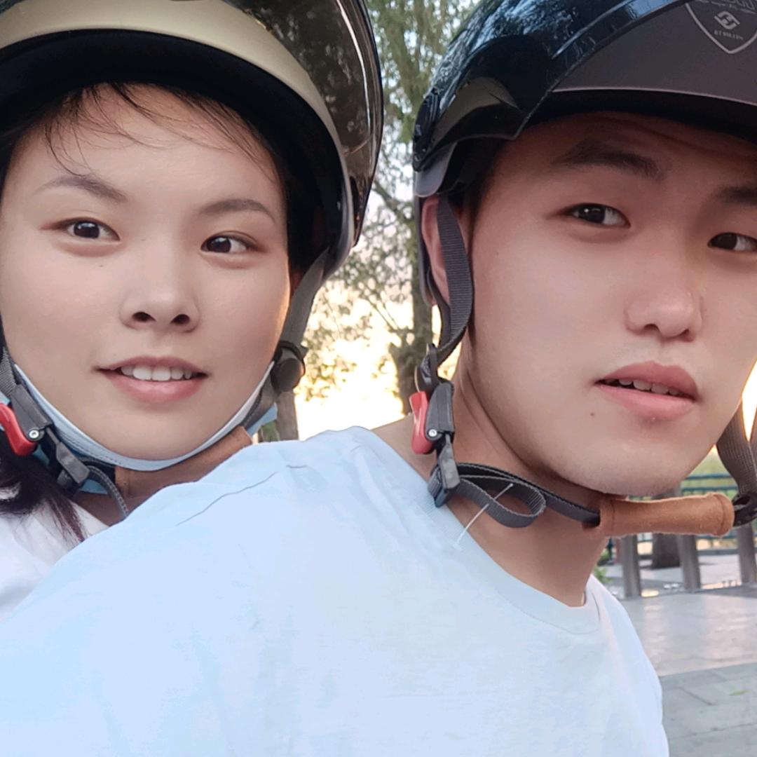 骑着摩托哼着歌