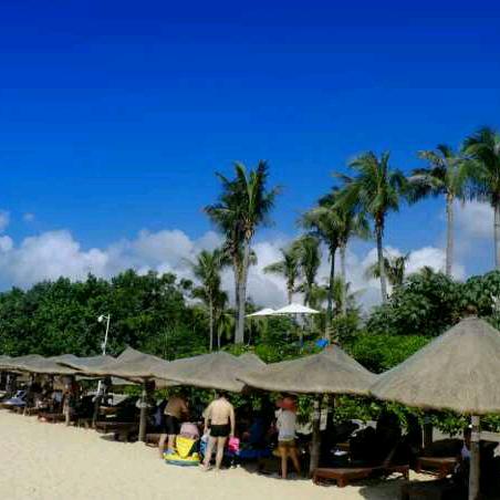 海映蓝了天
