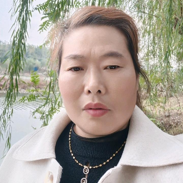 花蕊乘風雪相伴