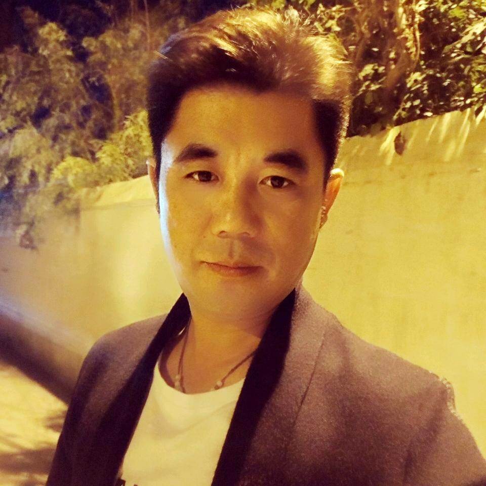 董德…
