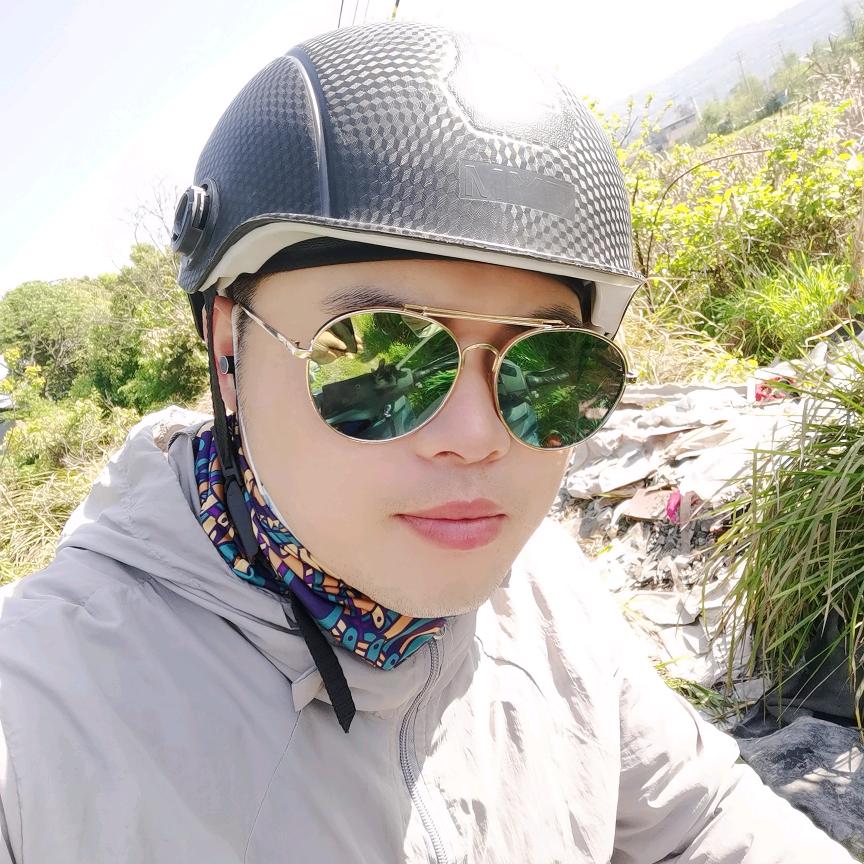 寒风中的  老男孩