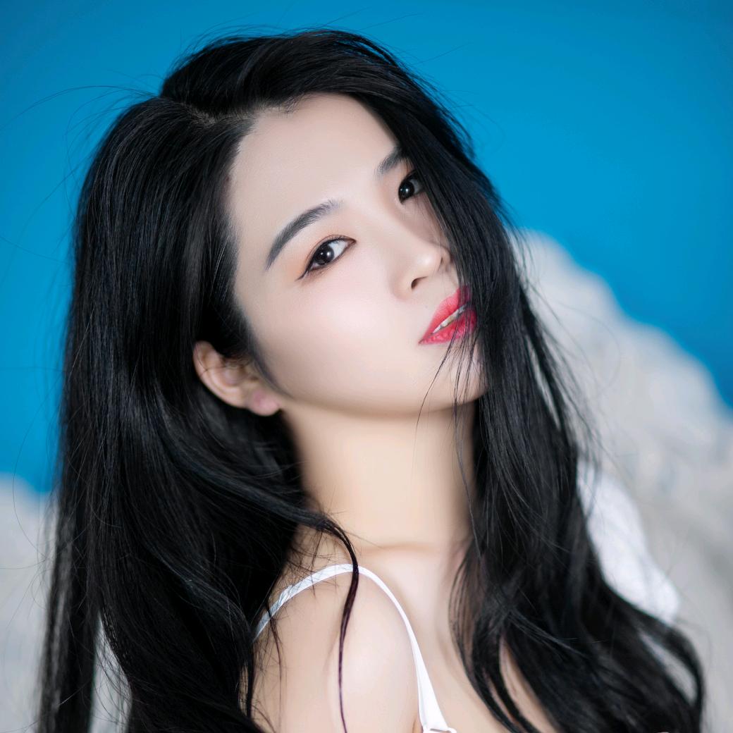 淇淇饰女王