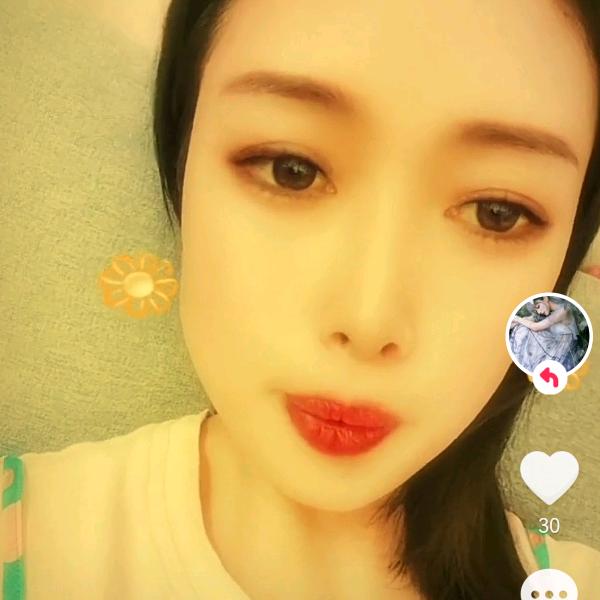 面带微笑