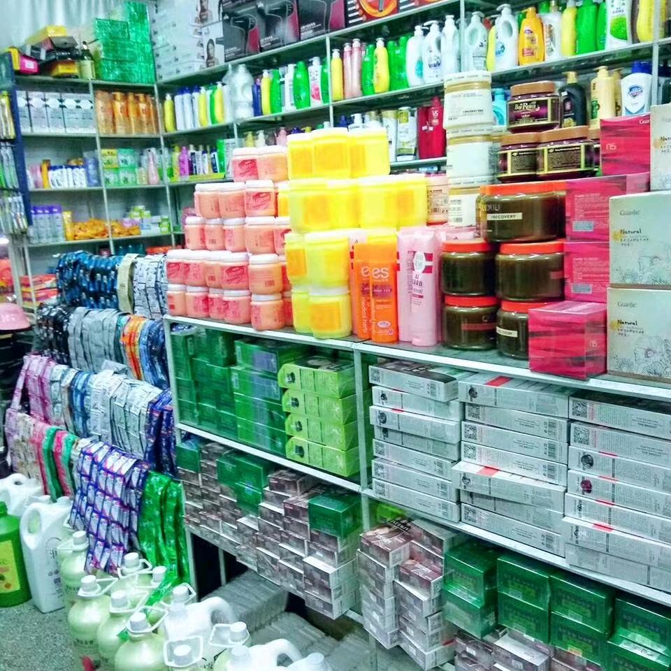 小鱼，龙盛美容美发用品批发中心