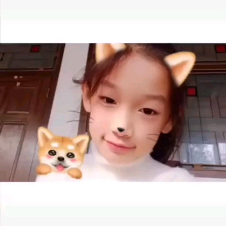 吸着烟徘徊街头