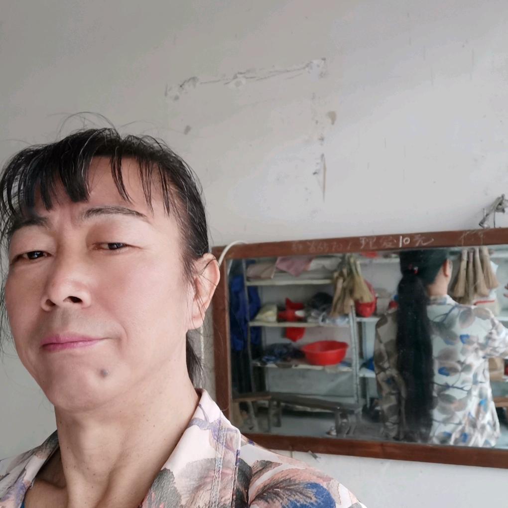 专业美容，美发师。从事专业30载