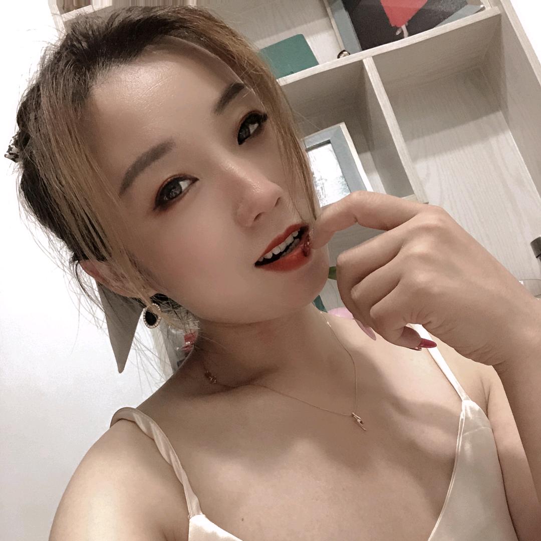 杜娜  （来吃炸串 万和城鹿肉馆门口）