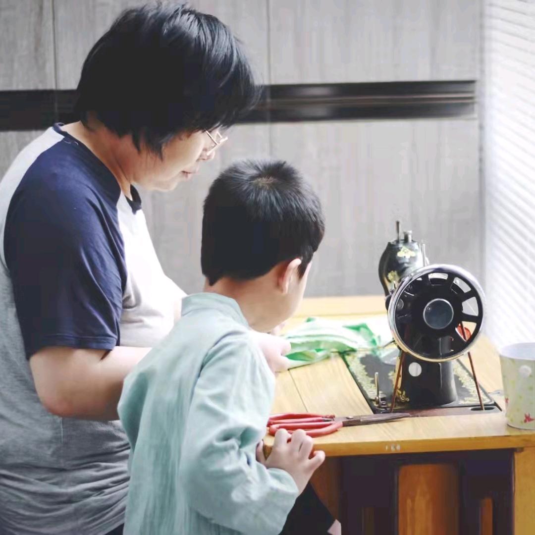 温姥姥60岁学裁剪