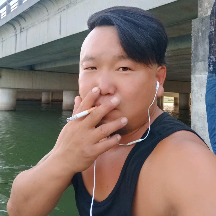 风吹胡须荡杨飘