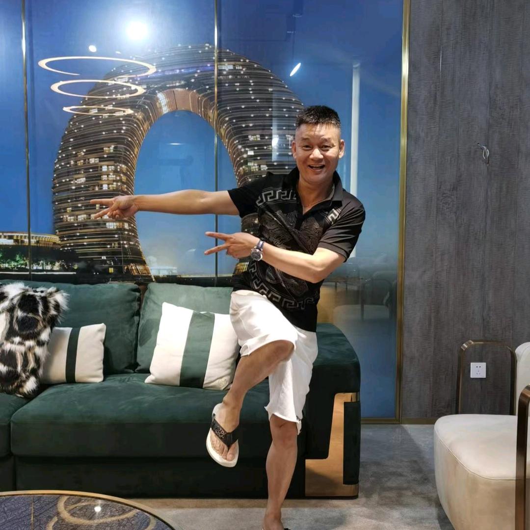 华贸服饰（何志冬）