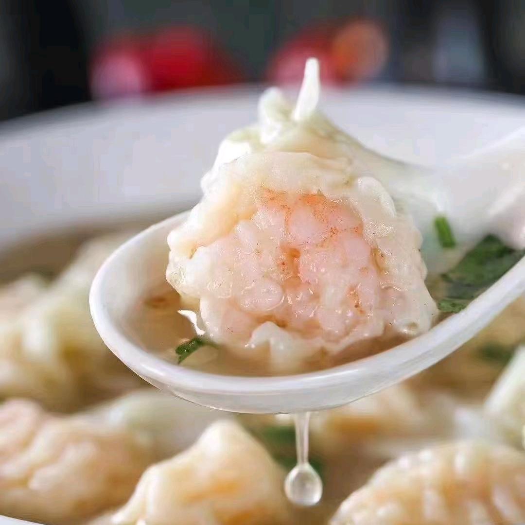 小男孩馄饨拌面
