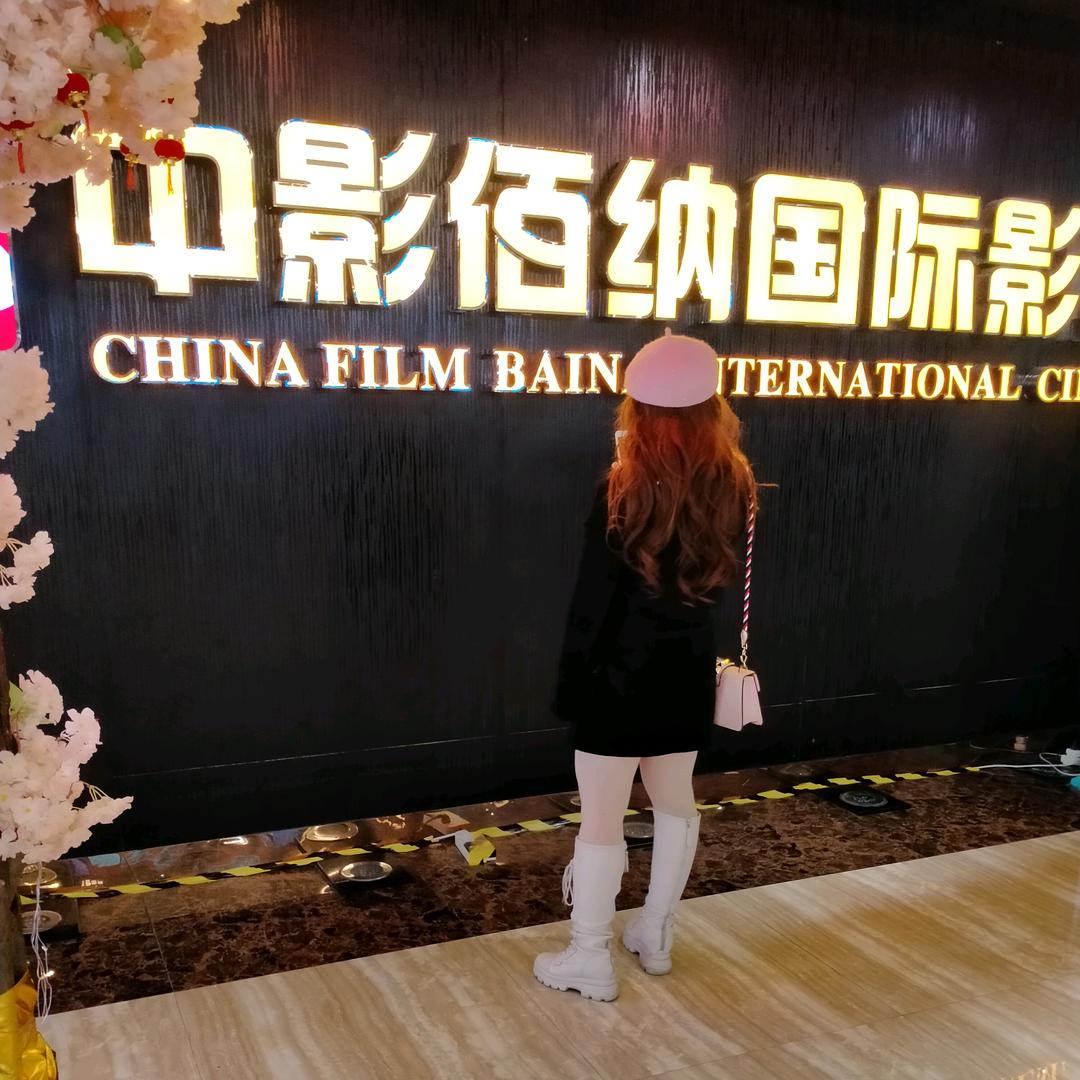 嘴角上扬，苦笑