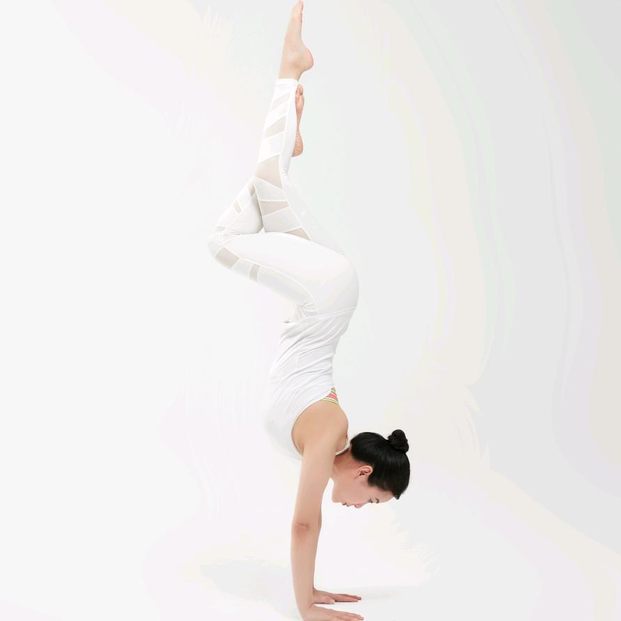 李萌倒立
