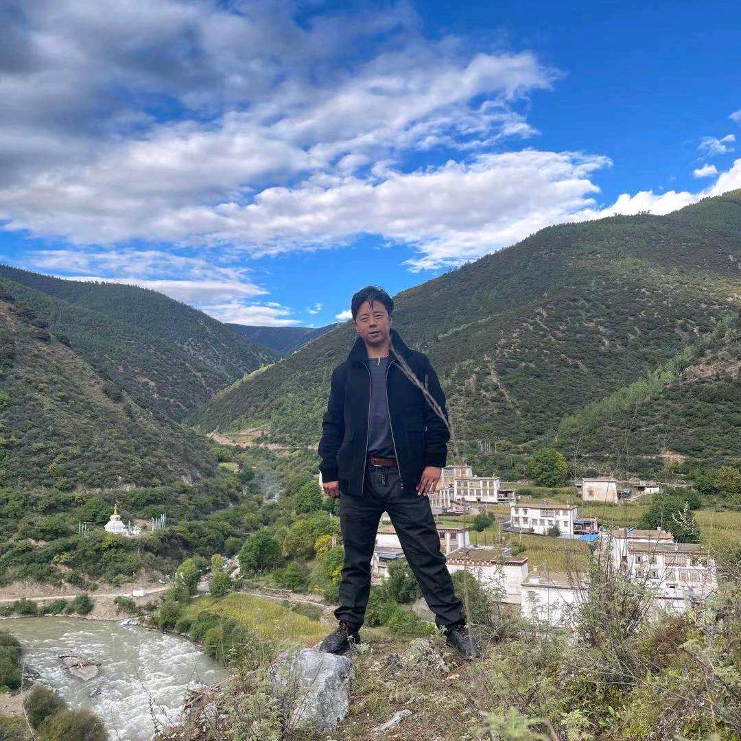 定崩松山下男孩