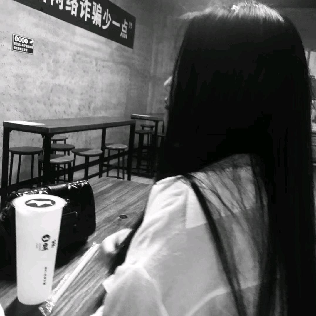 张佳欣.