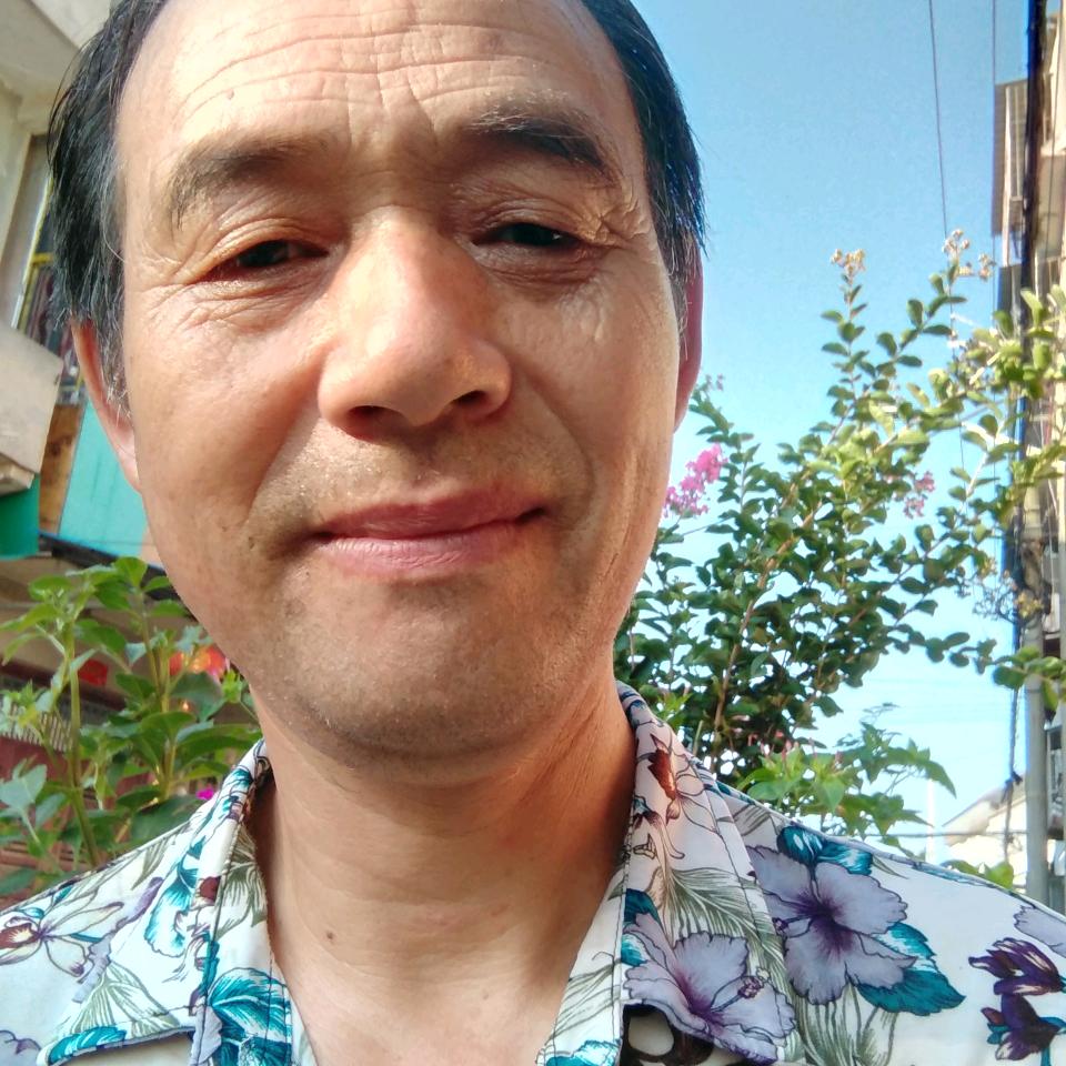 消泗朱师父，64岁，知足常乐。