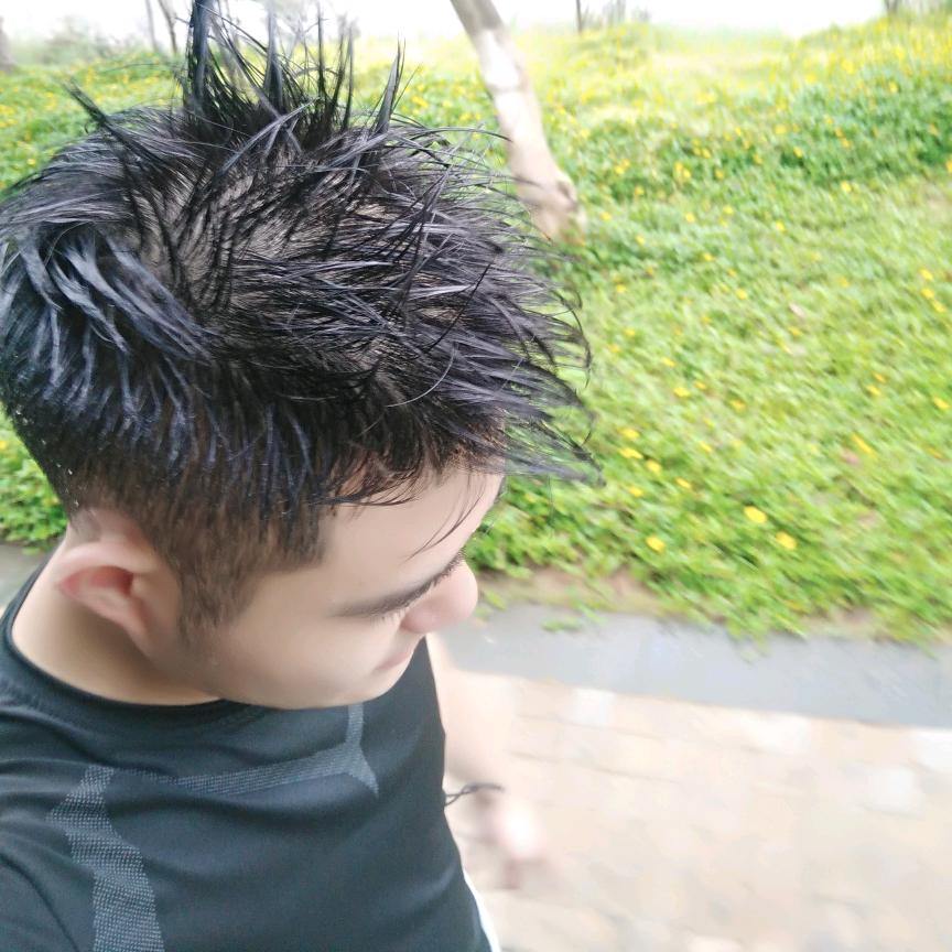 李新伟