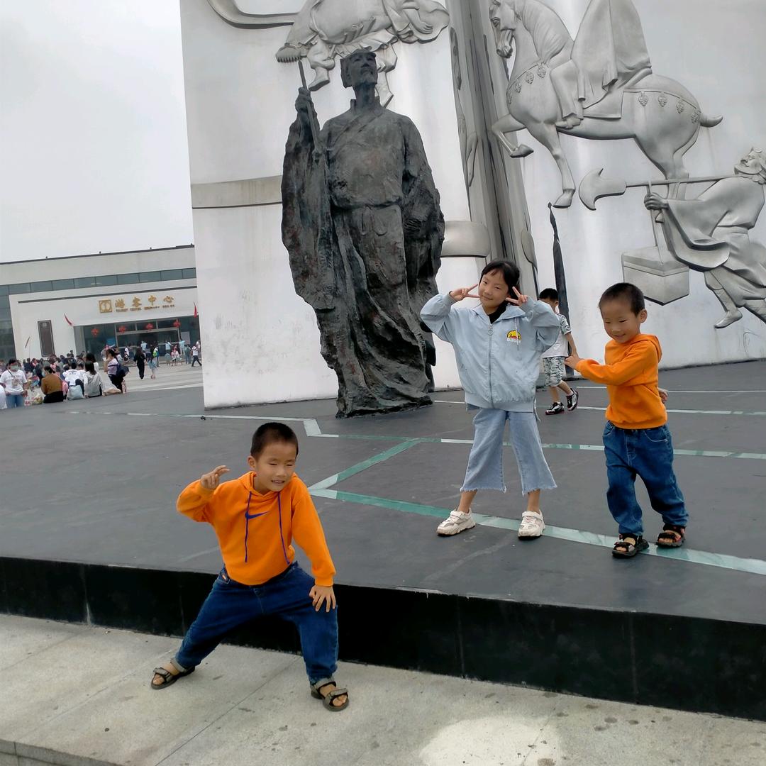 颜家鑫耀哲三姐弟