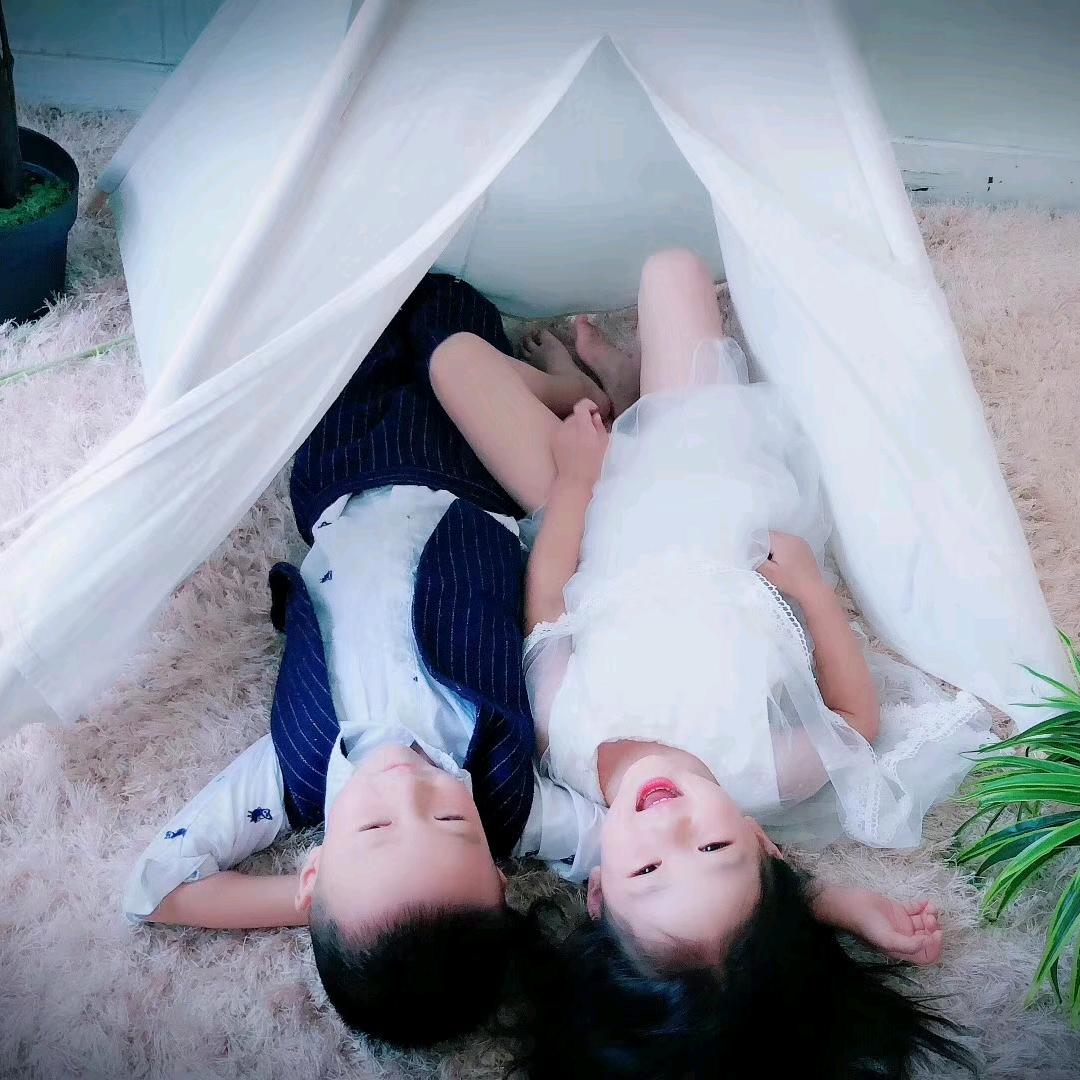 沉默不语、不善言辞