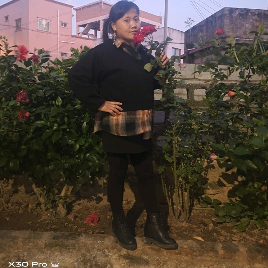 坚强的背后满是伤痕