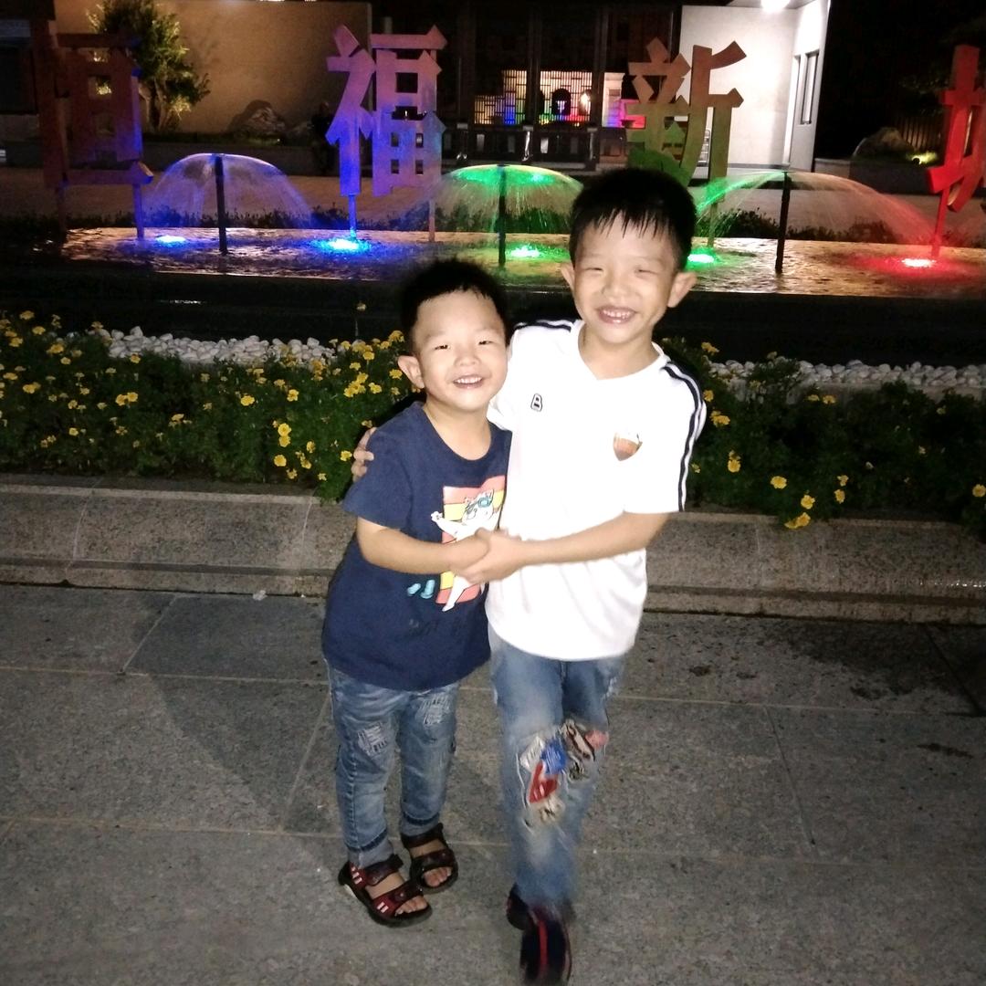 我是两个孙子的奶奶
