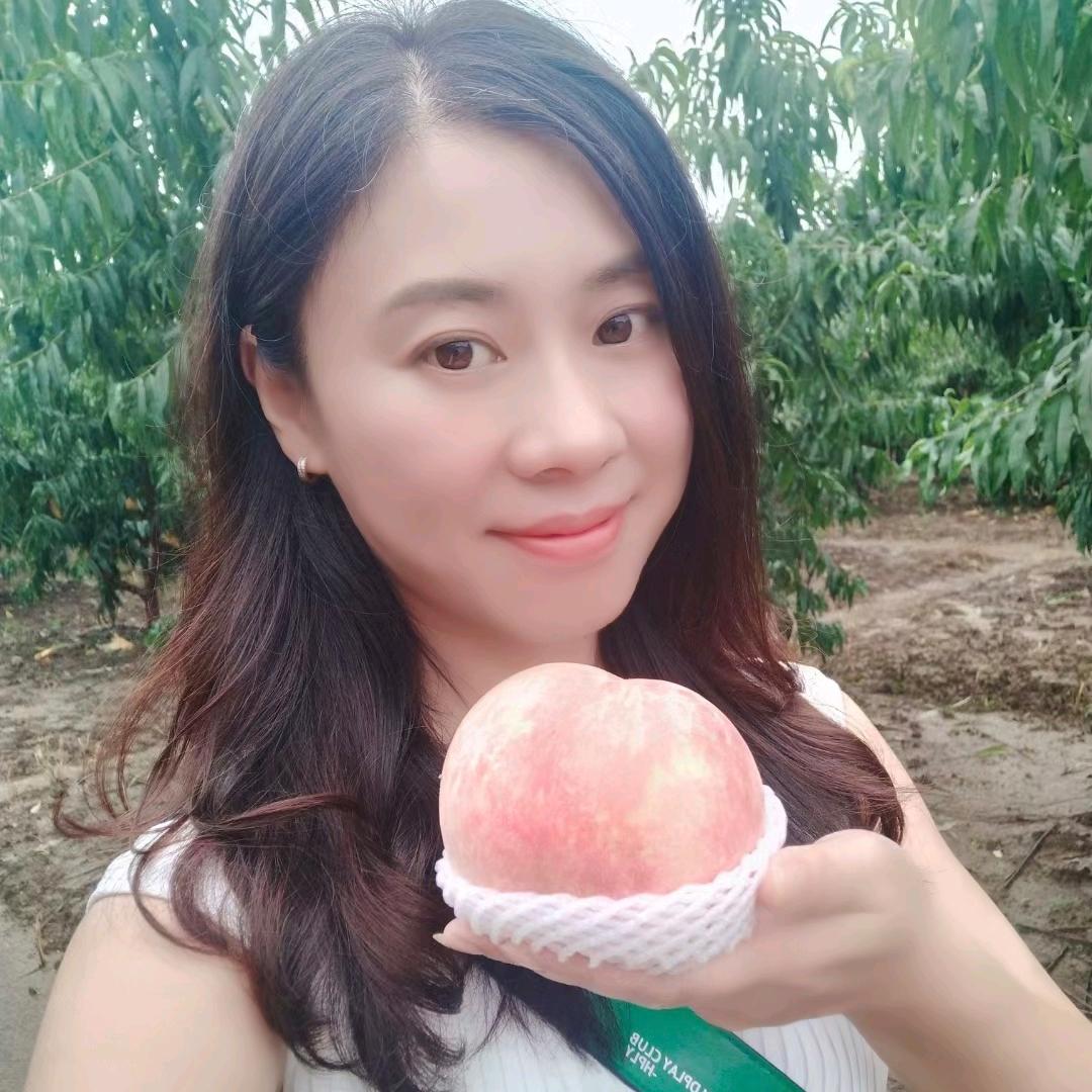 卖桃子的小姐姐