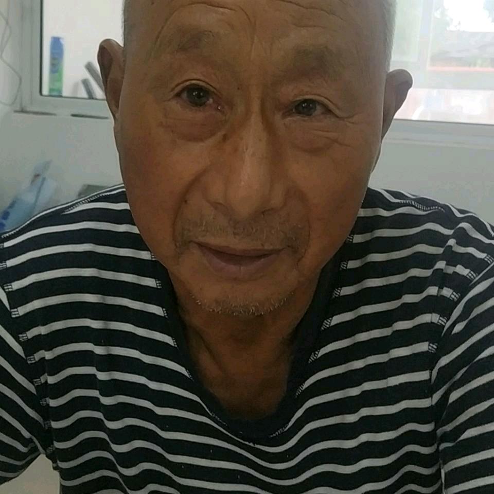 红了耳朵。