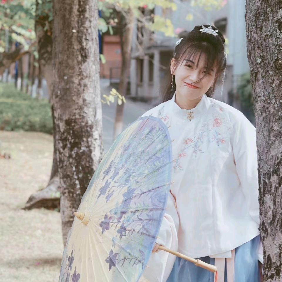 近山知雨微