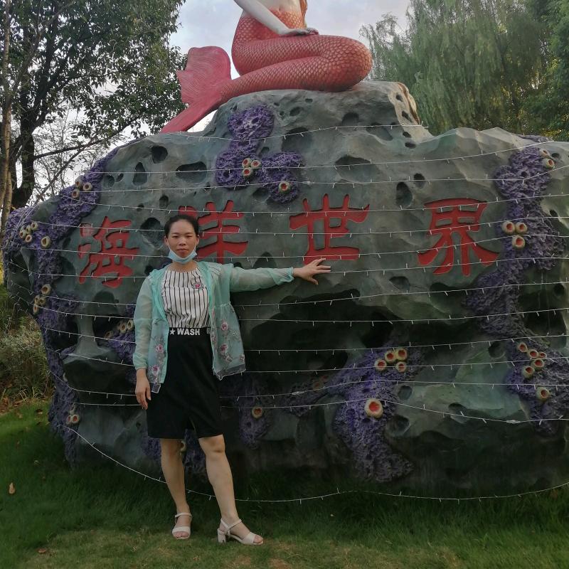 含梅笑脸