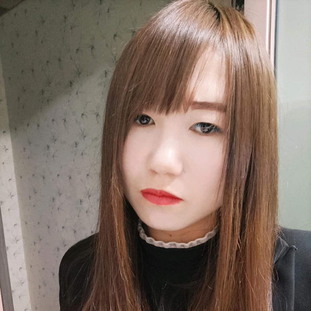 单眼皮的小酒窝