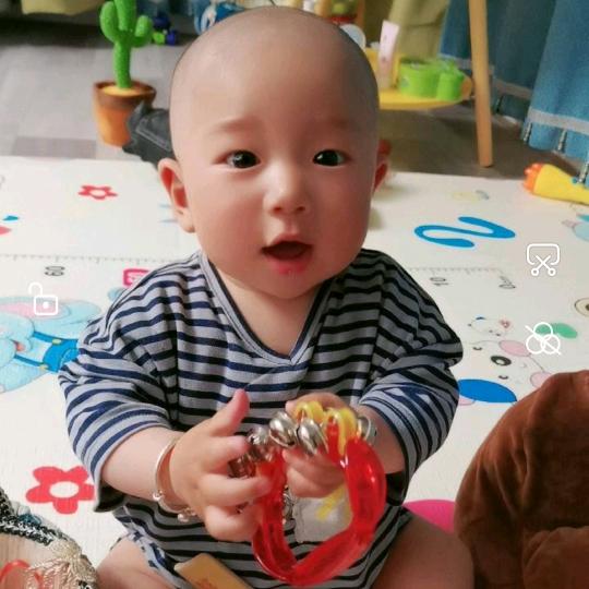 用微笑来掩饰悲伤