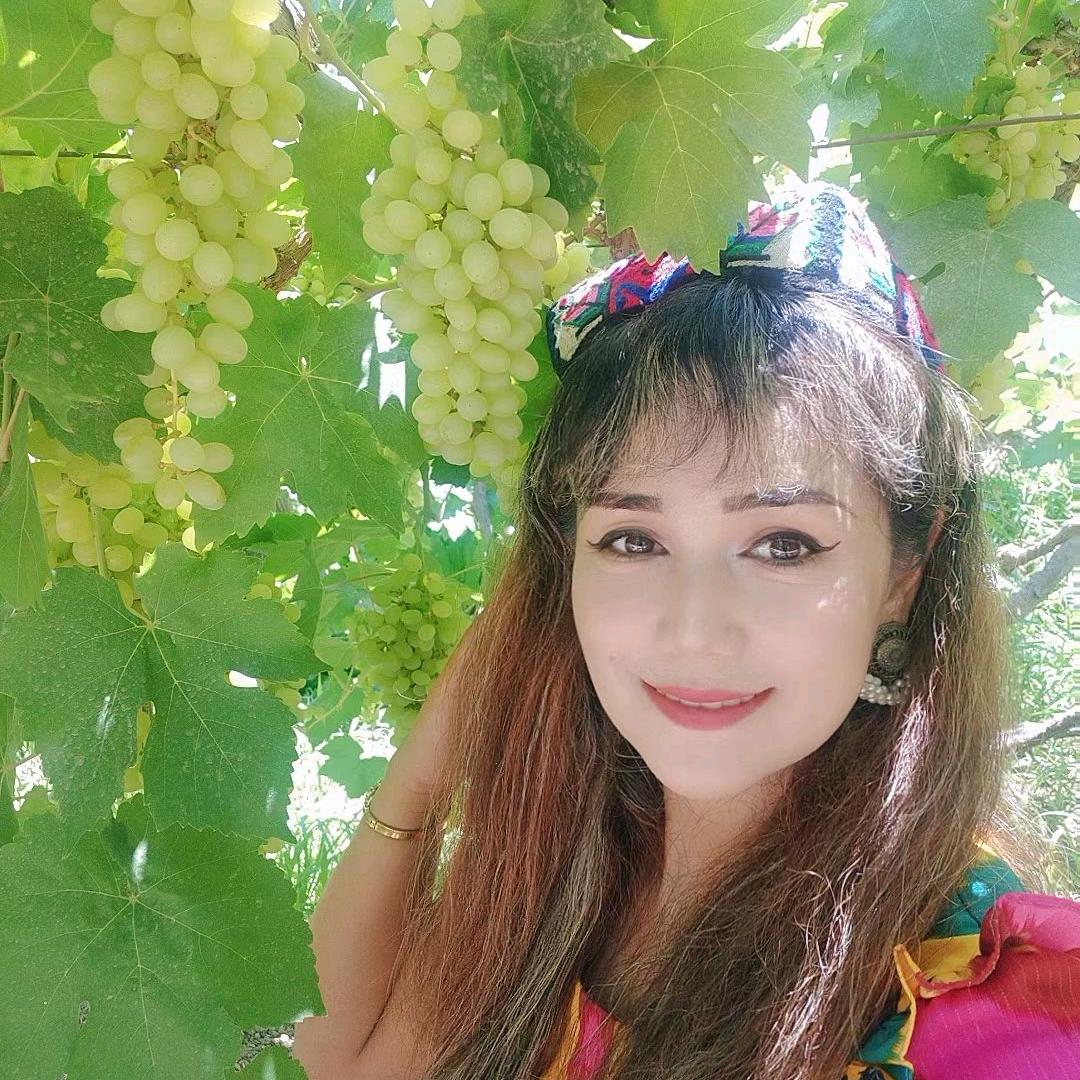 新疆阿娜尔古丽在吐鲁番