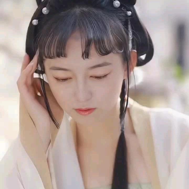 (๑• . •๑)