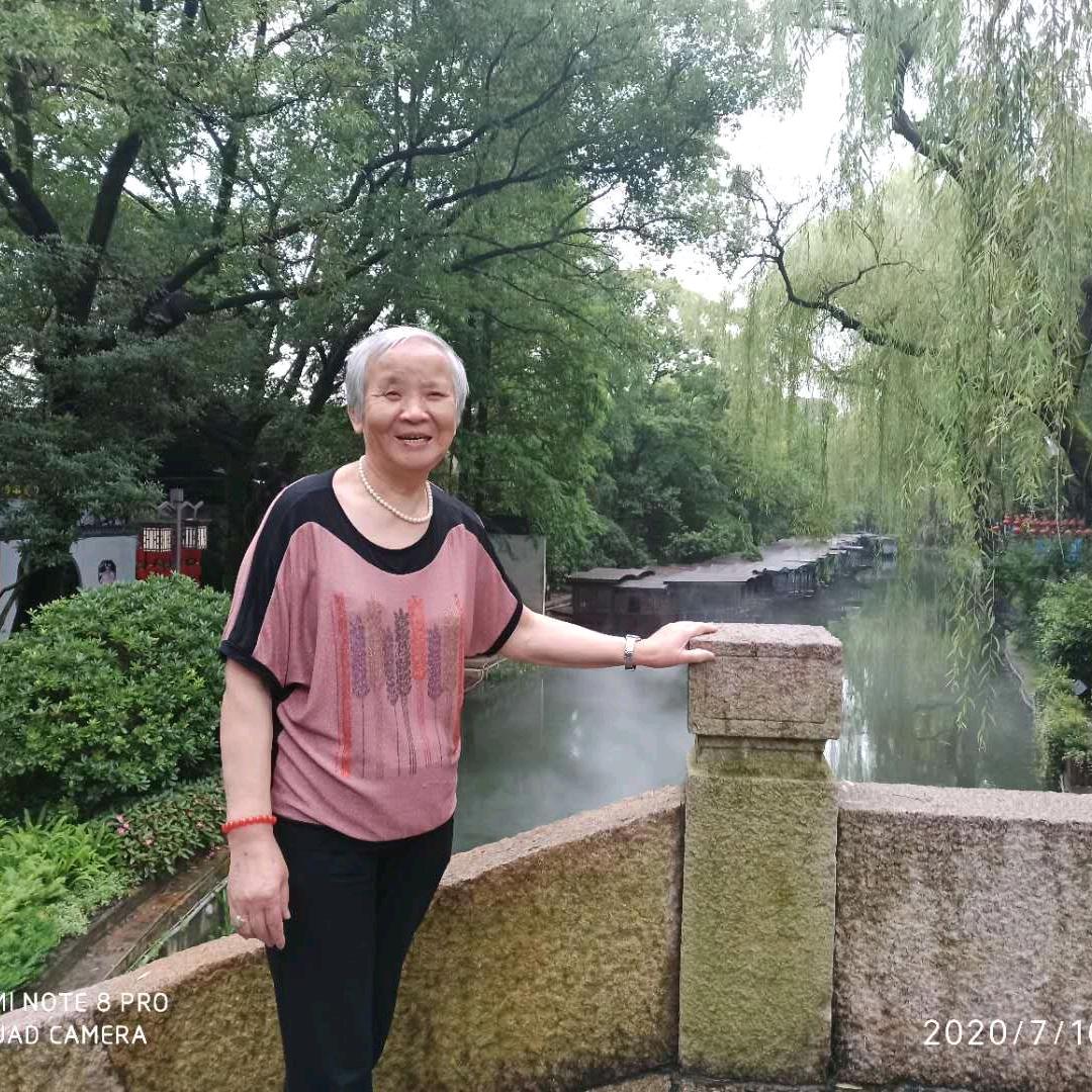 老妈妈玩抖音