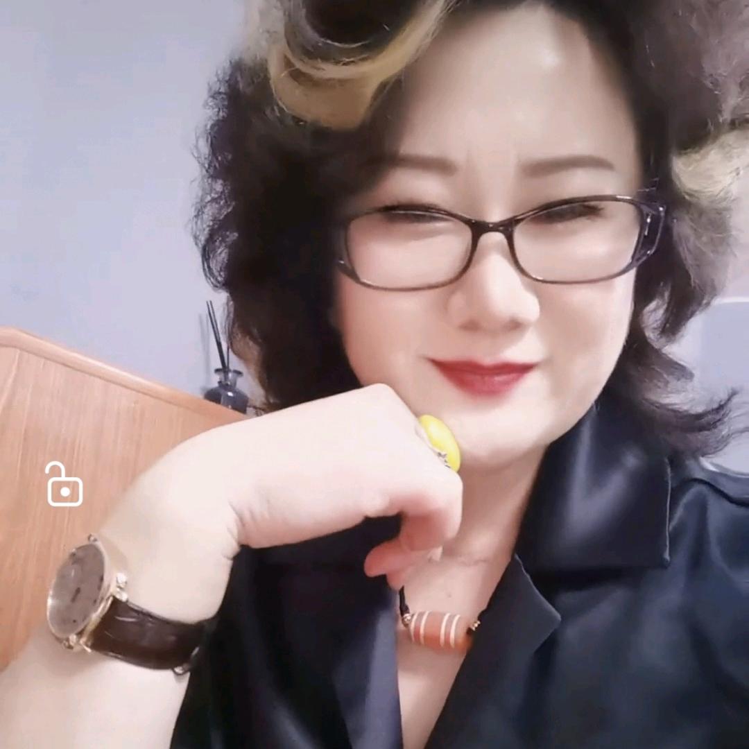 伟粒大码女装直播间