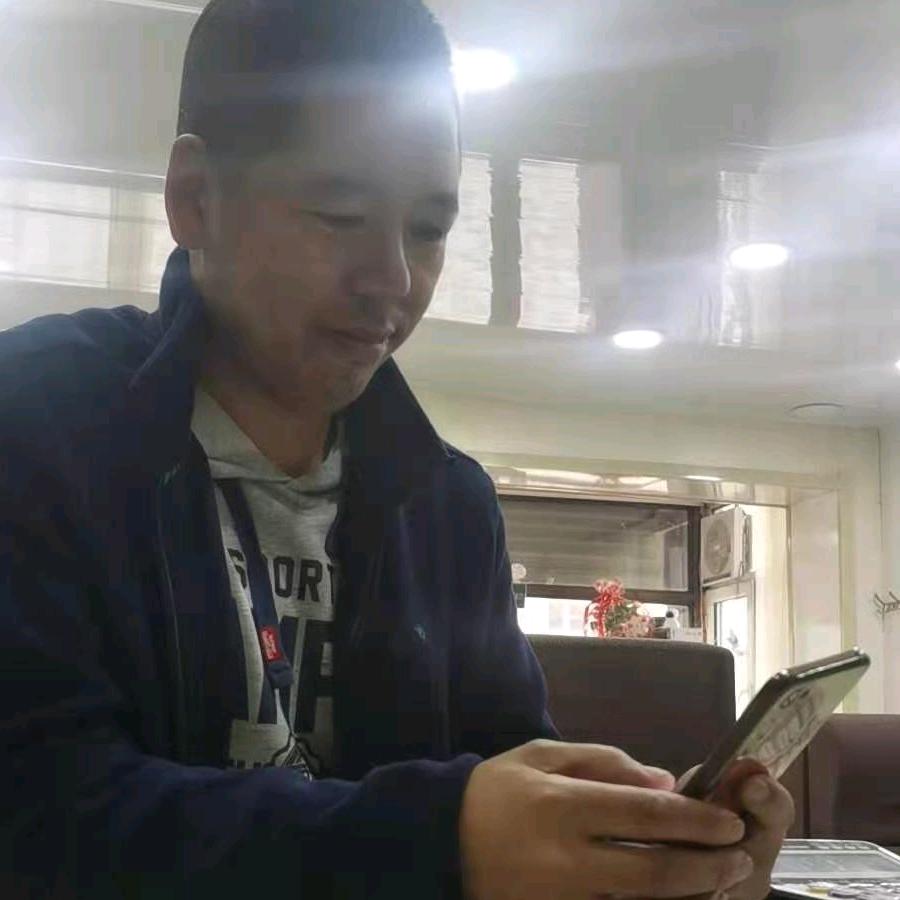 养毛孩子的东北人（成哥）