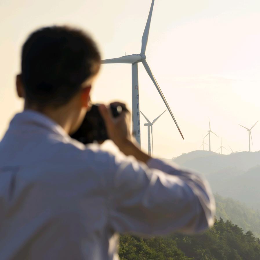 年轻人  LED屏租赁