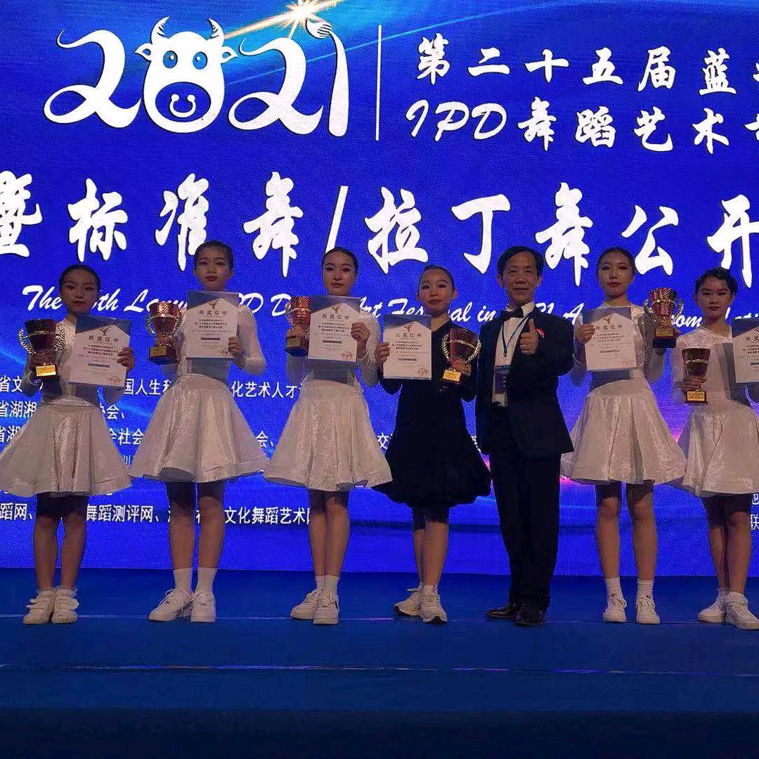 江南烟雨覆天下。