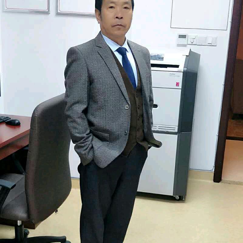 玩空竹的老人