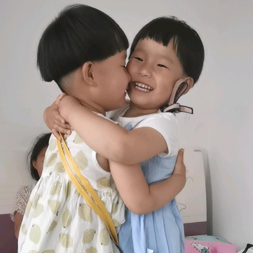 双胞胎佳佳宁宁