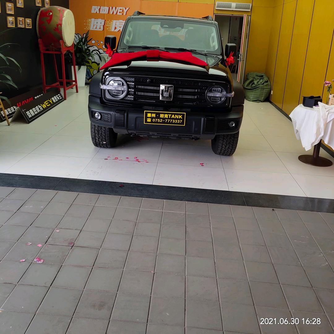 她在闹