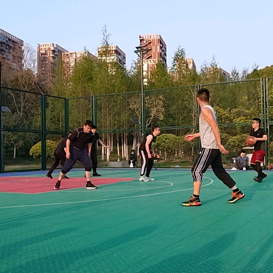 爱打篮球的擦板胡大爷