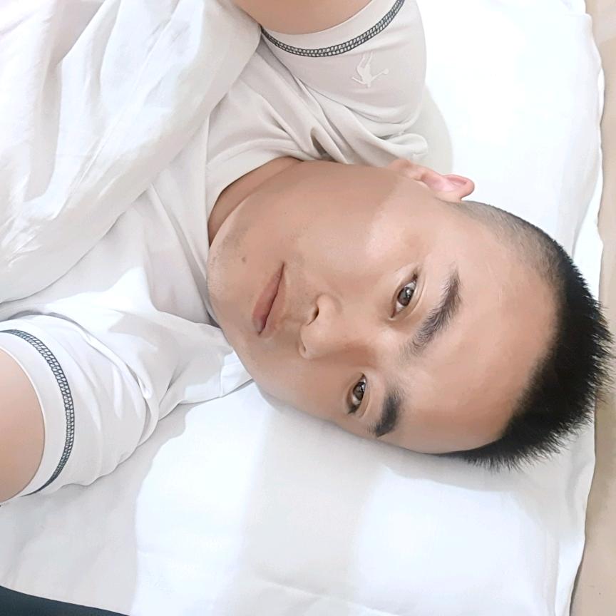 疯子摆摊卖回忆